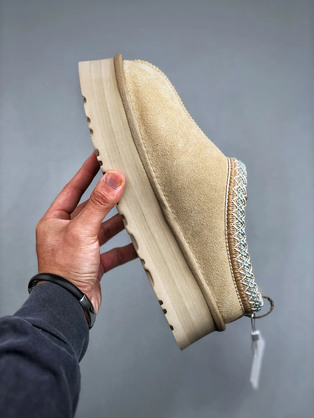 Local self-pickup💰560 supports store placement. The top version on the market. UGG Tazz ethnic style thick-soled women's model. Xiaohongshu's hot model. Produced by a major foreign trade factory in Guangzhou. From toe to insole, genuine sheep fur. Independent outer box packaging. Chip. With waterproof technology. Differentiating from any version on the market. 5cm thick sole. Independently developed original outsole. Cashmere insole. Keep warm when going out in winter. It is a very suitable choice for home use. In the new year, uug has launched a style series, which is partially biased towards the preferences of young consumers. It has also moved to the forefront of fashion trends. Shoe body material. Water-repellent coated suede upper. 17mm UGGPURE™ implanted wool insole. Lightweight non-slip and comfortable rubber outsole. With brand LOGO. With full packaging. Size: 35-40